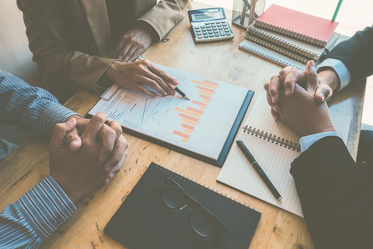 Por Qué Probablemente Estás Cobrando Menos de lo que Debes (y Cómo Arreglar Tus Precios Sin Perder Clientes)